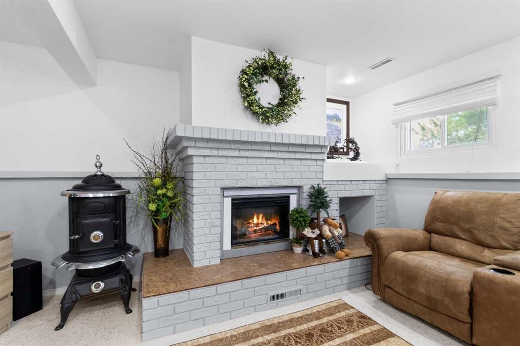 45 Sylvan Drive, Sylvan Lake, AB - Indoor Photo Showing Living Room With Fireplace