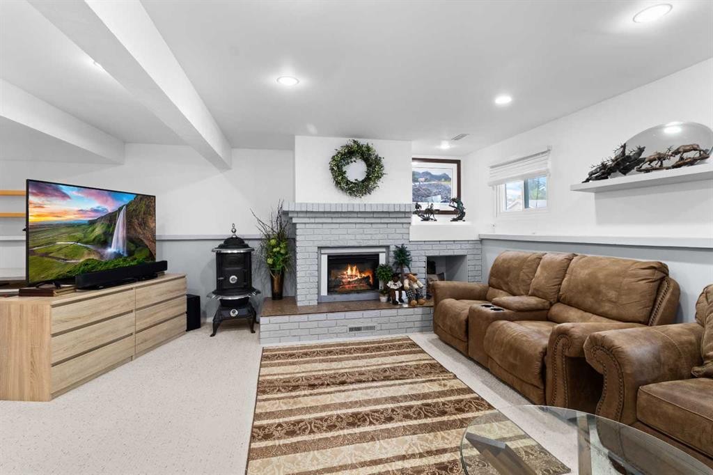 45 Sylvan Drive, Sylvan Lake, AB - Indoor Photo Showing Living Room With Fireplace