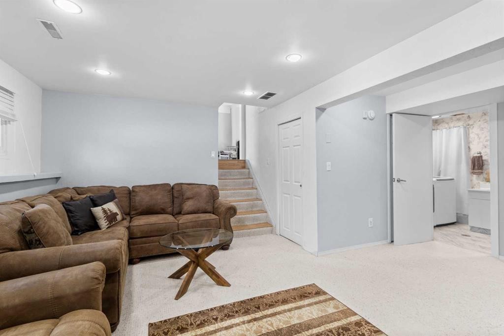 45 Sylvan Drive, Sylvan Lake, AB - Indoor Photo Showing Living Room