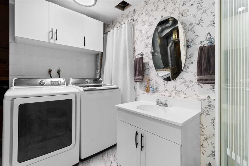 45 Sylvan Drive, Sylvan Lake, AB - Indoor Photo Showing Laundry Room