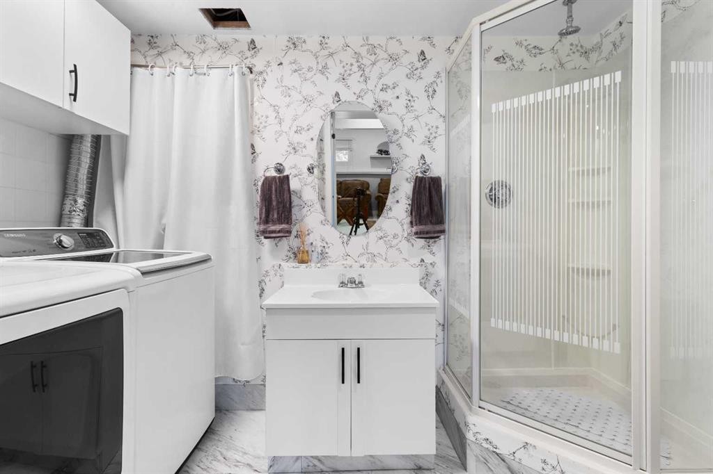 45 Sylvan Drive, Sylvan Lake, AB - Indoor Photo Showing Other Room