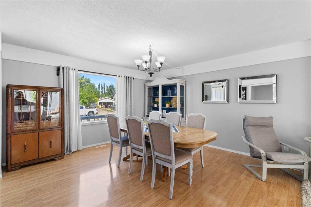 45 Sylvan Drive, Sylvan Lake, AB - Indoor Photo Showing Dining Room