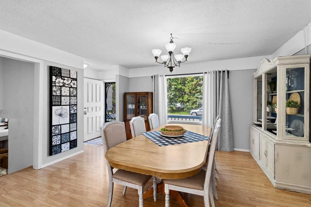 45 Sylvan Drive, Sylvan Lake, AB - Indoor Photo Showing Dining Room