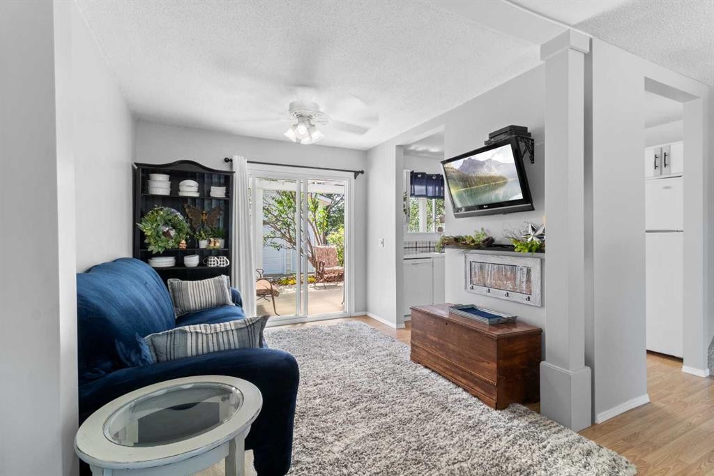 45 Sylvan Drive, Sylvan Lake, AB - Indoor Photo Showing Living Room