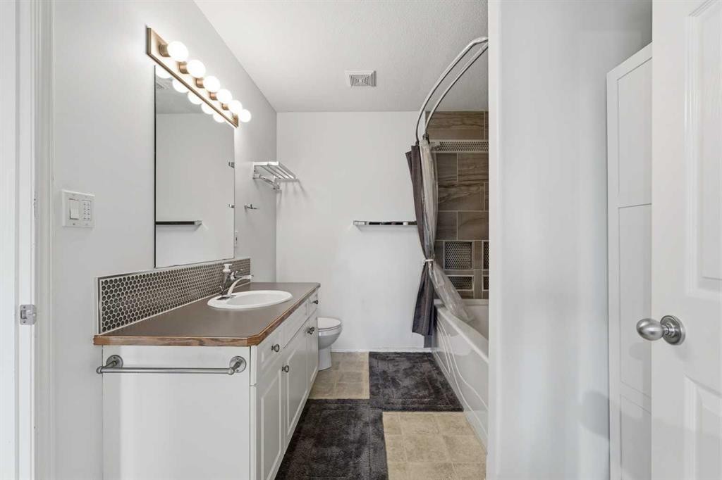 19 Ralston Crescent, Red Deer, AB - Indoor Photo Showing Bathroom