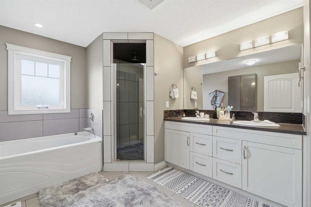 188 Kershaw Close, Red Deer, AB - Indoor Photo Showing Bathroom