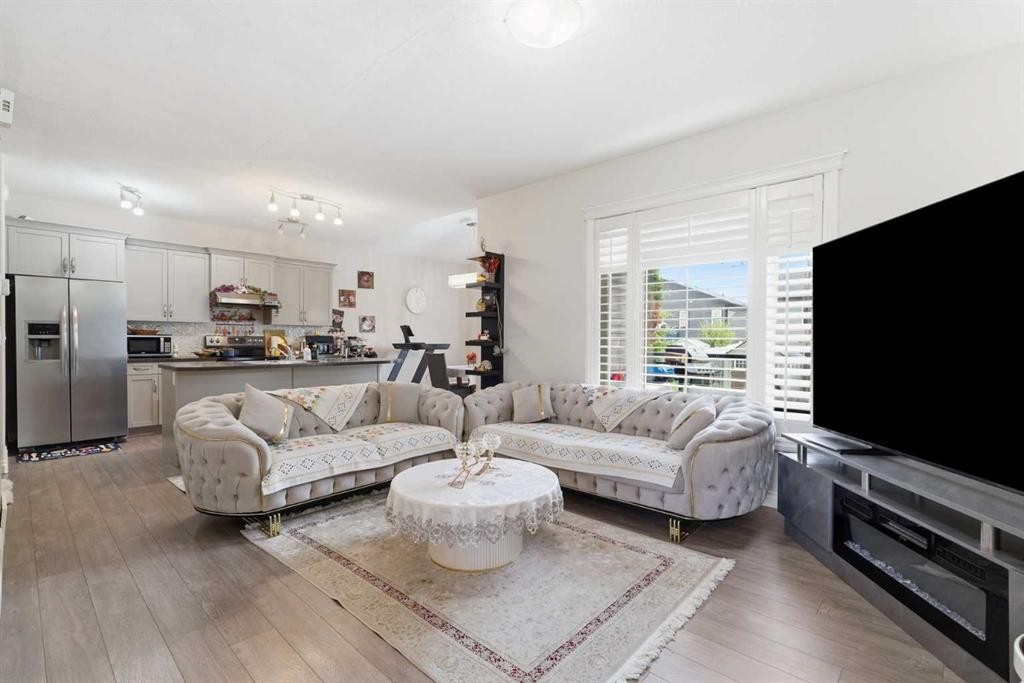 188 Kershaw Close, Red Deer, AB - Indoor Photo Showing Living Room