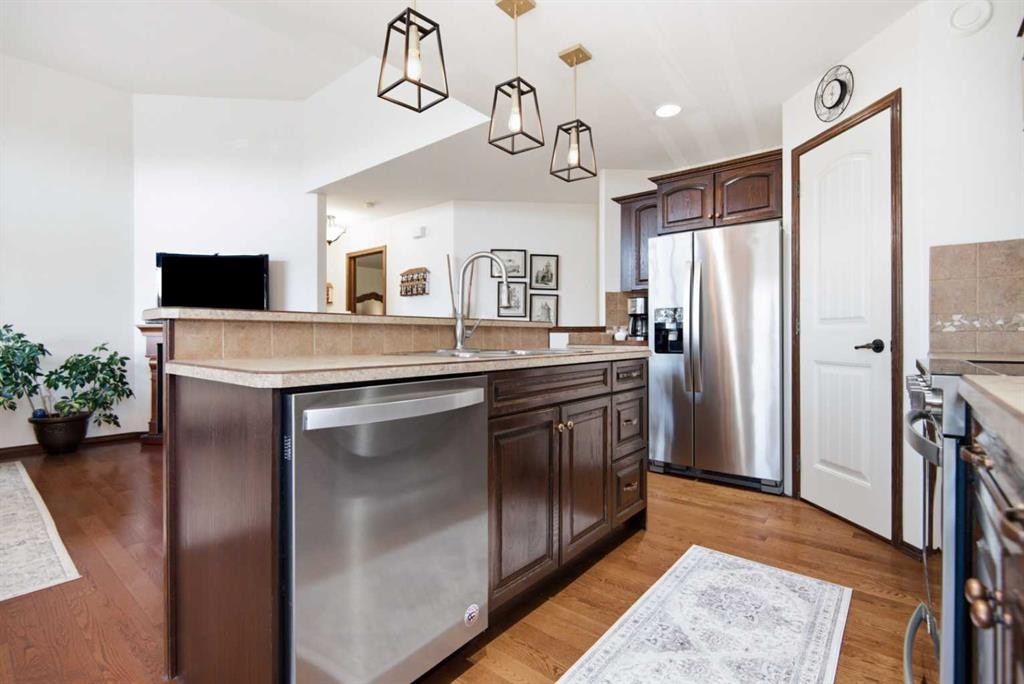 39 Landry Bend, Red Deer, AB - Indoor Photo Showing Kitchen