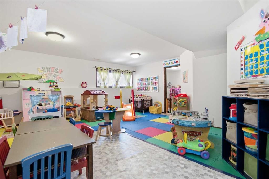 39 Landry Bend, Red Deer, AB - Indoor Photo Showing Other Room