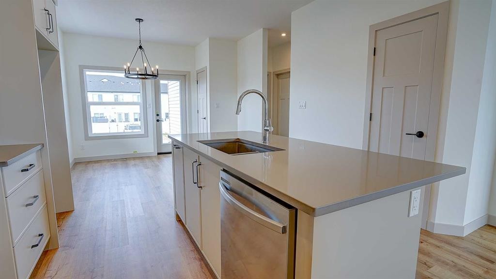 19 Ian Way, Sylvan Lake, AB - Indoor Photo Showing Kitchen With Upgraded Kitchen