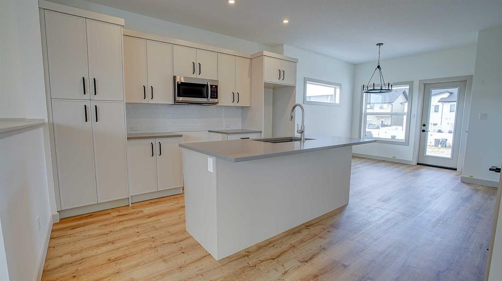 19 Ian Way, Sylvan Lake, AB - Indoor Photo Showing Kitchen With Upgraded Kitchen