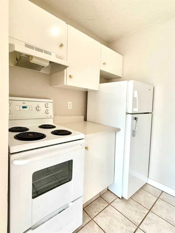 209-4820 47 Avenue, Red Deer, AB - Indoor Photo Showing Kitchen