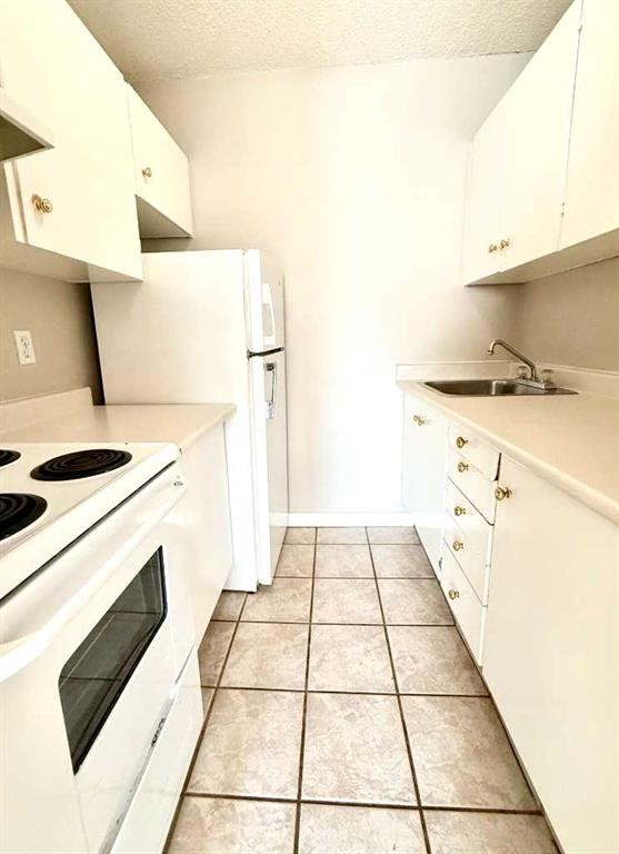 209-4820 47 Avenue, Red Deer, AB - Indoor Photo Showing Kitchen