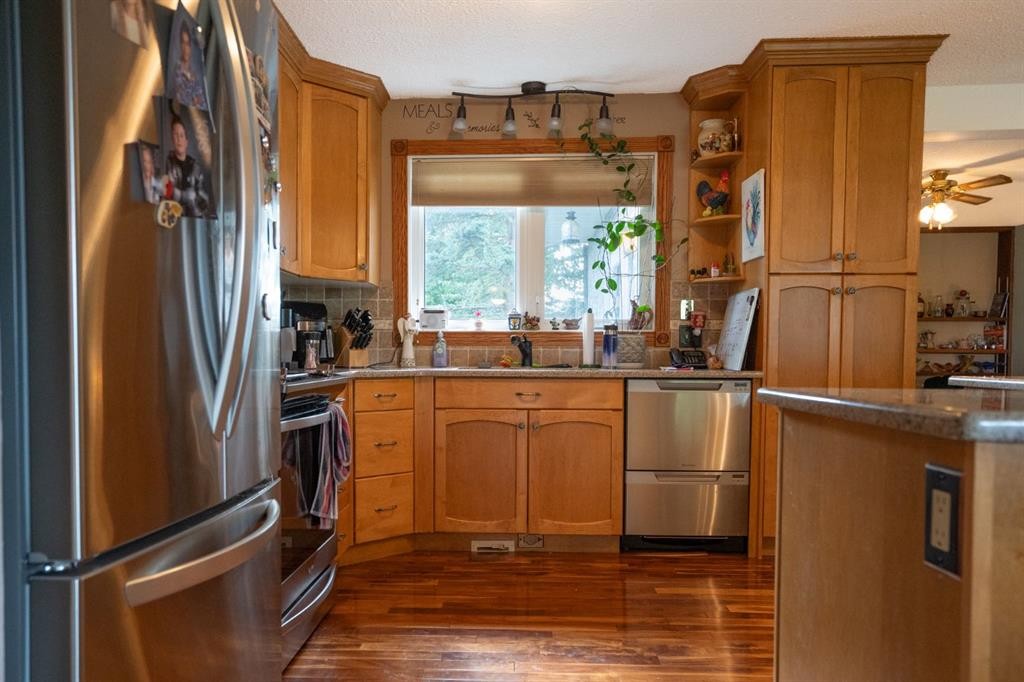 4908 47 Street, Clive, AB - Indoor Photo Showing Kitchen With Stainless Steel Kitchen