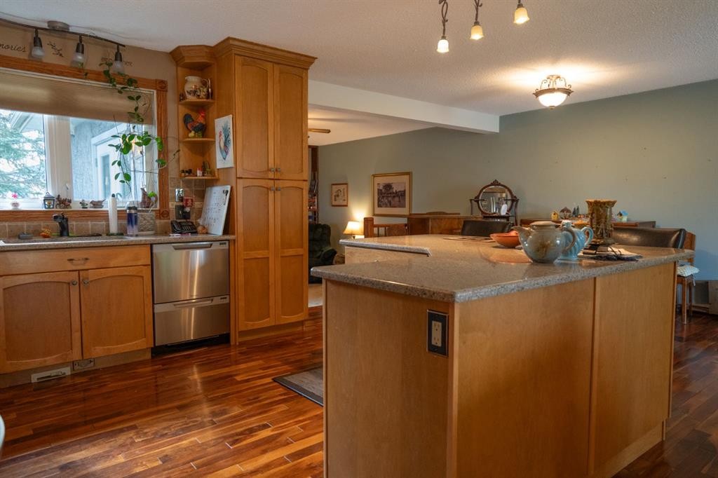 4908 47 Street, Clive, AB - Indoor Photo Showing Kitchen