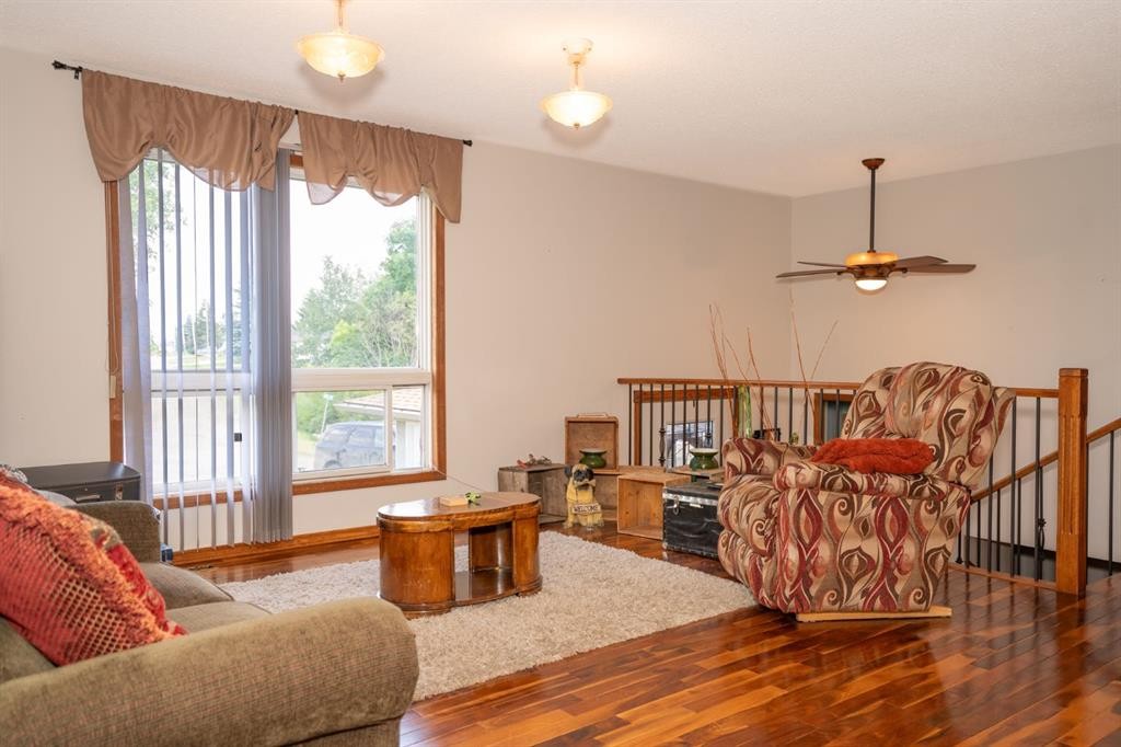 4908 47 Street, Clive, AB - Indoor Photo Showing Living Room