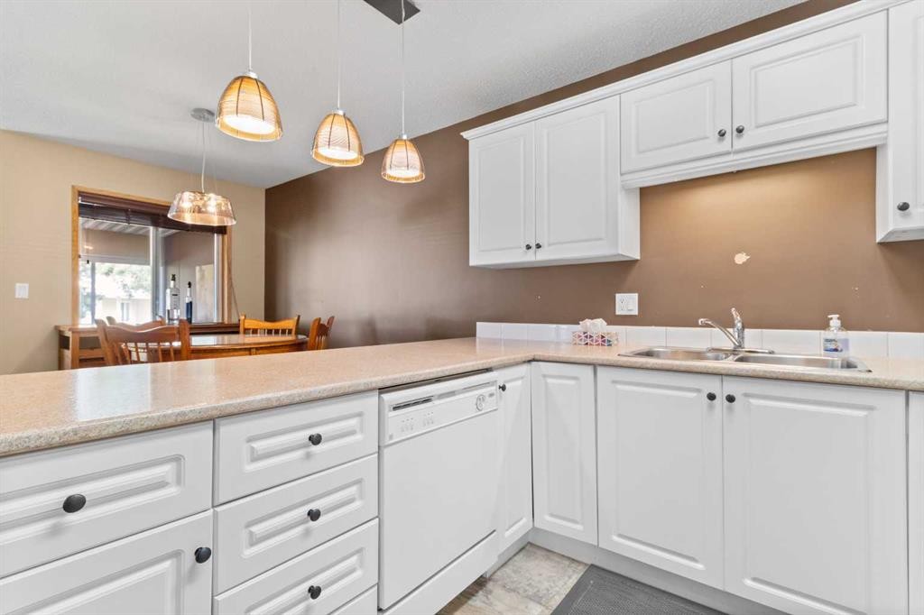 38-2821 Botterill Crescent, Red Deer, AB - Indoor Photo Showing Kitchen With Double Sink