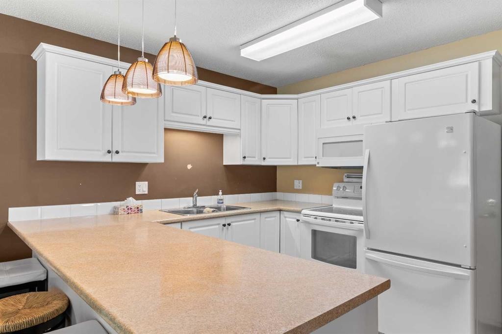 38-2821 Botterill Crescent, Red Deer, AB - Indoor Photo Showing Kitchen With Double Sink
