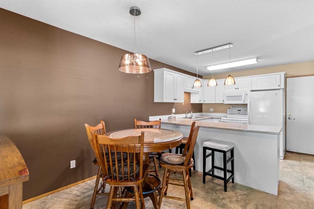 38-2821 Botterill Crescent, Red Deer, AB - Indoor Photo Showing Dining Room