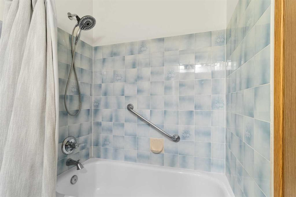 38-2821 Botterill Crescent, Red Deer, AB - Indoor Photo Showing Bathroom