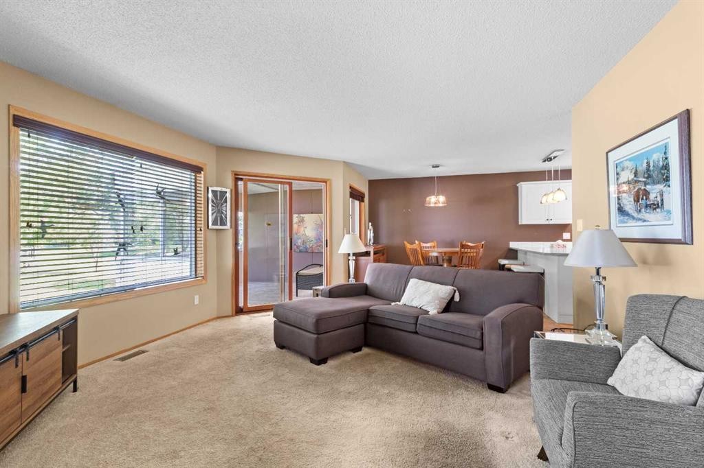 38-2821 Botterill Crescent, Red Deer, AB - Indoor Photo Showing Living Room