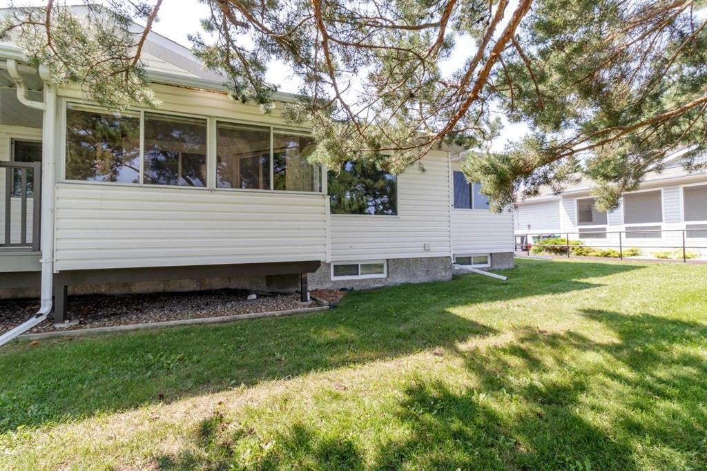 38-2821 Botterill Crescent, Red Deer, AB - Outdoor
