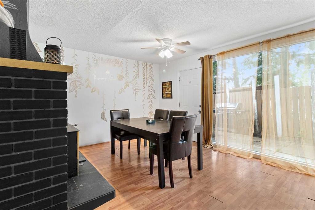 5224 50 Avenue, Sylvan Lake, AB - Indoor Photo Showing Dining Room