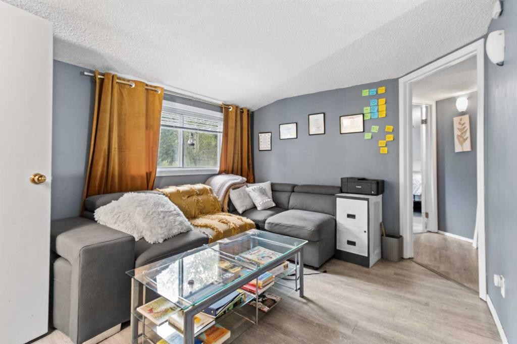 5224 50 Avenue, Sylvan Lake, AB - Indoor