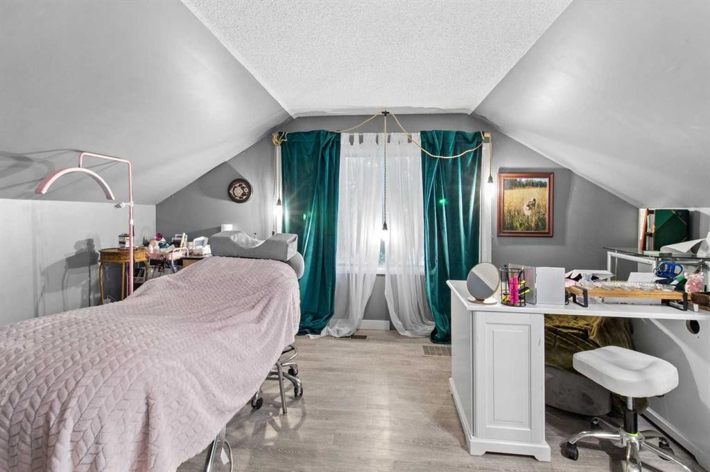 5224 50 Avenue, Sylvan Lake, AB - Indoor Photo Showing Bedroom