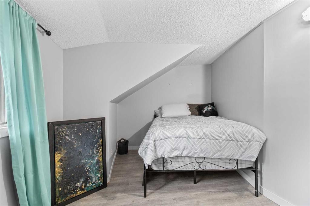 5224 50 Avenue, Sylvan Lake, AB - Indoor Photo Showing Bedroom