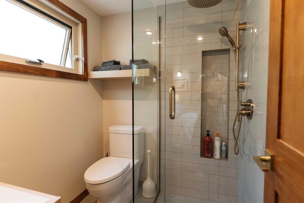 391 Birchcliff Road, Birchcliff, AB - Indoor Photo Showing Bathroom