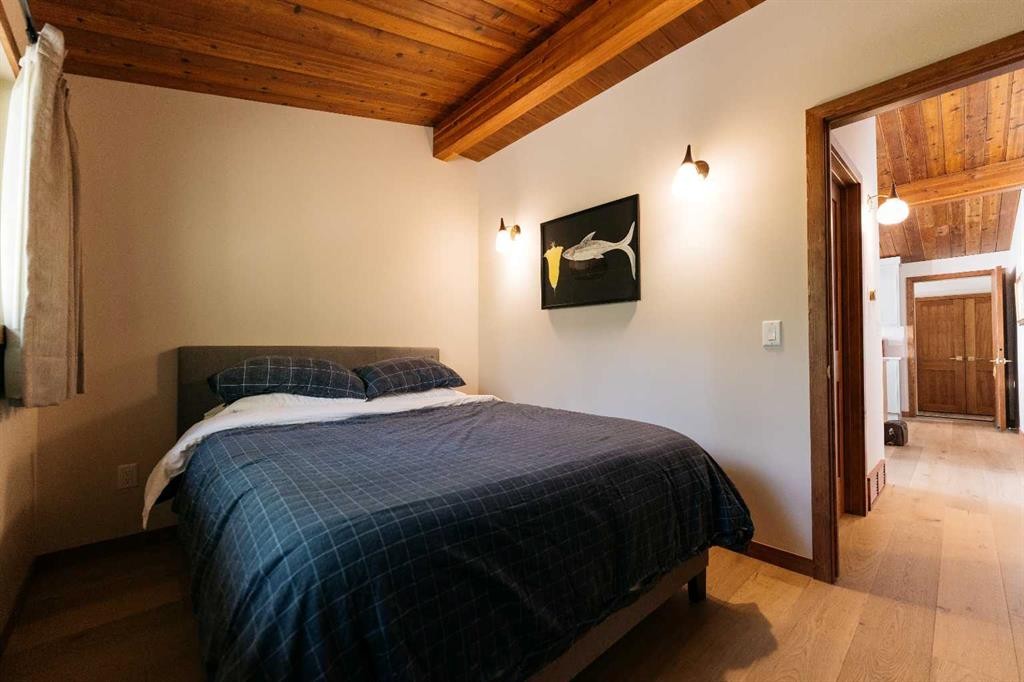391 Birchcliff Road, Birchcliff, AB - Indoor Photo Showing Bedroom