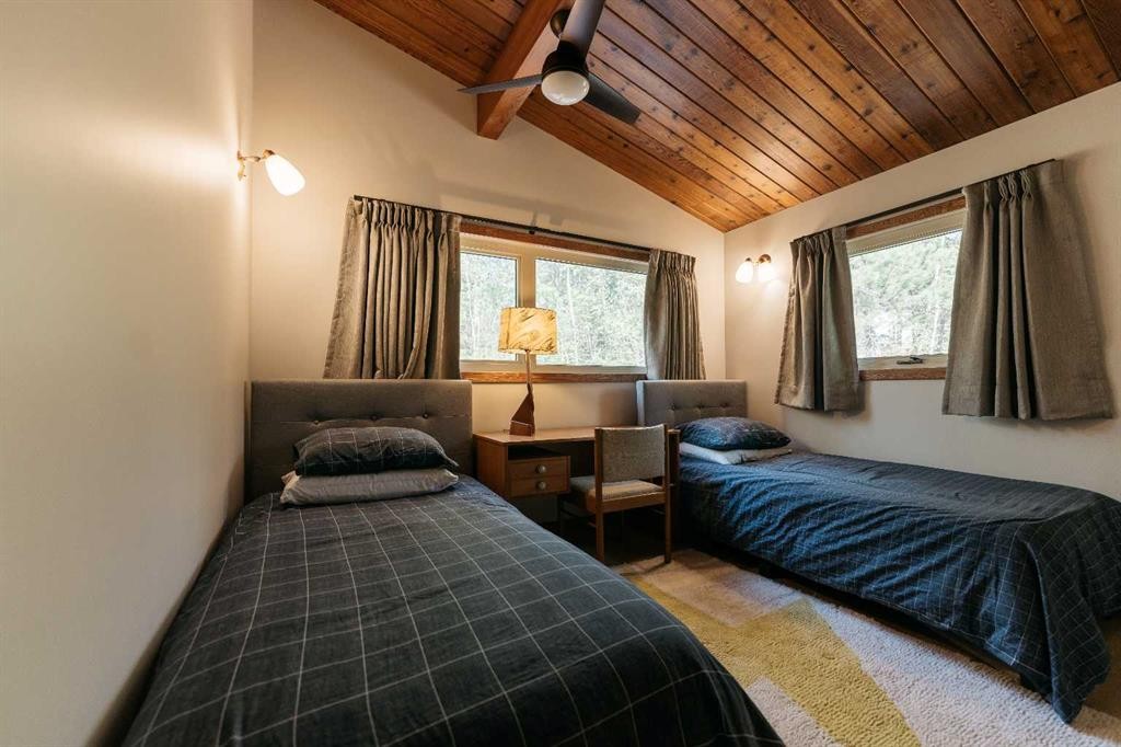 391 Birchcliff Road, Birchcliff, AB - Indoor Photo Showing Bedroom