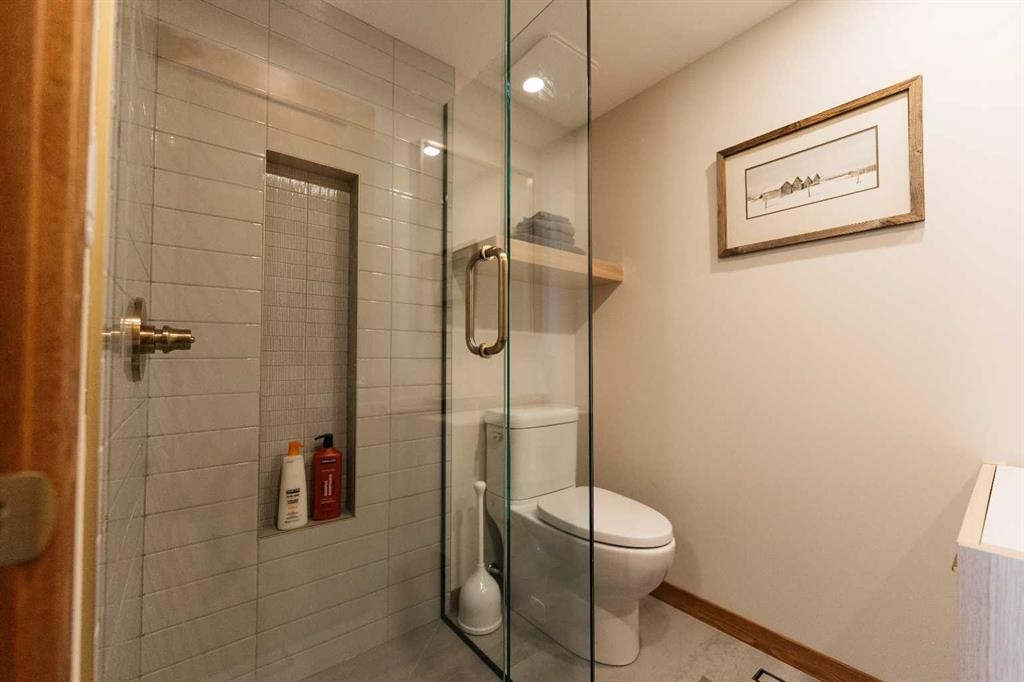 391 Birchcliff Road, Birchcliff, AB - Indoor Photo Showing Bathroom
