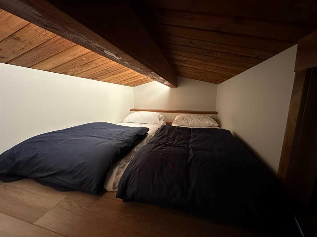 391 Birchcliff Road, Birchcliff, AB - Indoor Photo Showing Bedroom