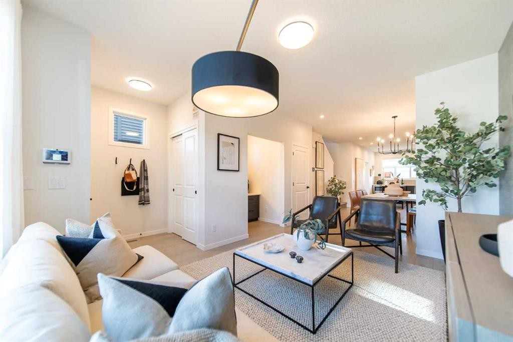 524 Tekarra Drive Nw, Calgary, AB - Indoor Photo Showing Living Room