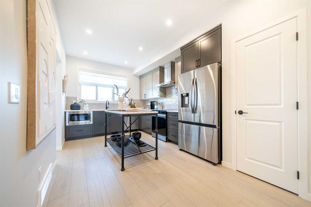524 Tekarra Drive Nw, Calgary, AB - Indoor Photo Showing Kitchen With Upgraded Kitchen