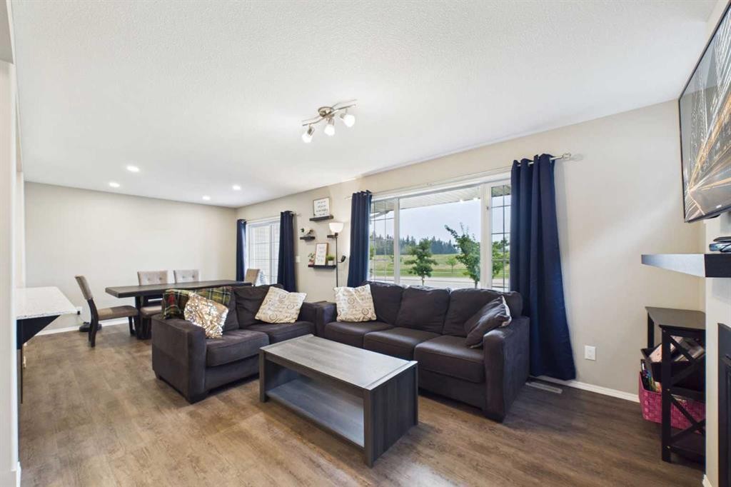19 Golden Crescent, Red Deer, AB - Indoor Photo Showing Living Room