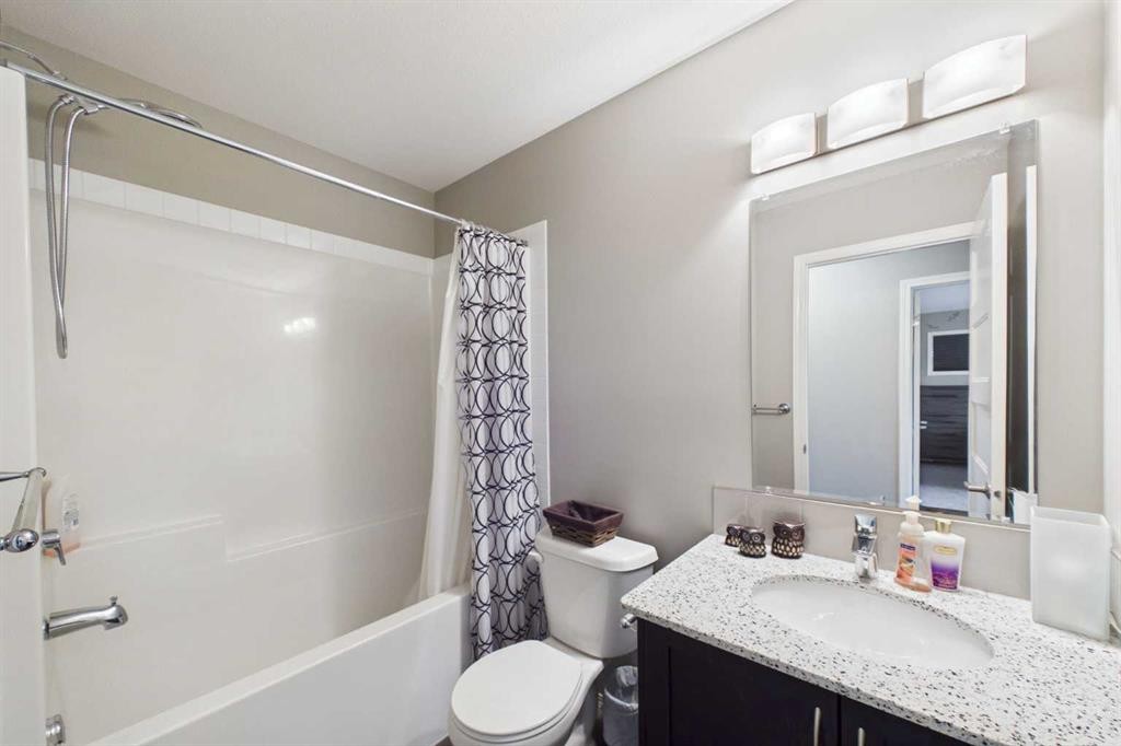 19 Golden Crescent, Red Deer, AB - Indoor Photo Showing Bathroom