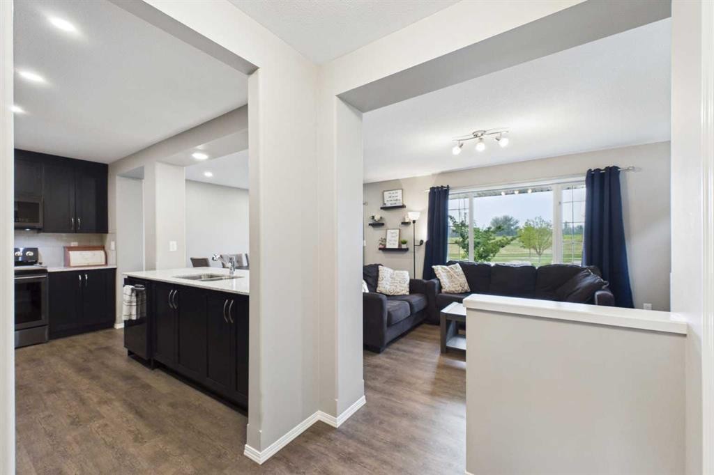 19 Golden Crescent, Red Deer, AB - Indoor Photo Showing Kitchen