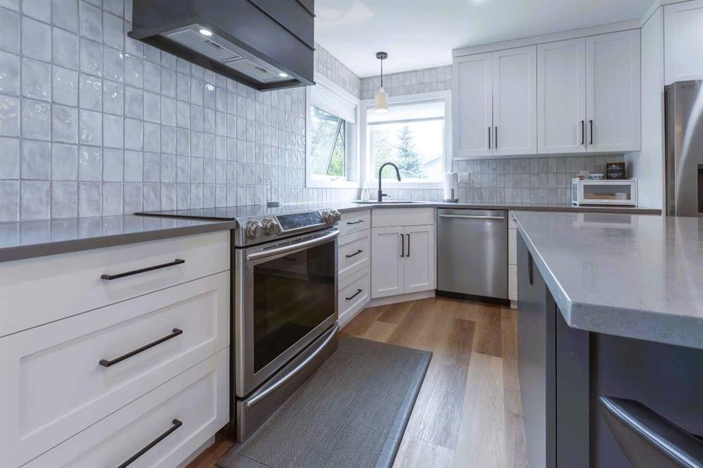19 Royal Crescent, Lacombe, AB - Indoor Photo Showing Kitchen With Upgraded Kitchen