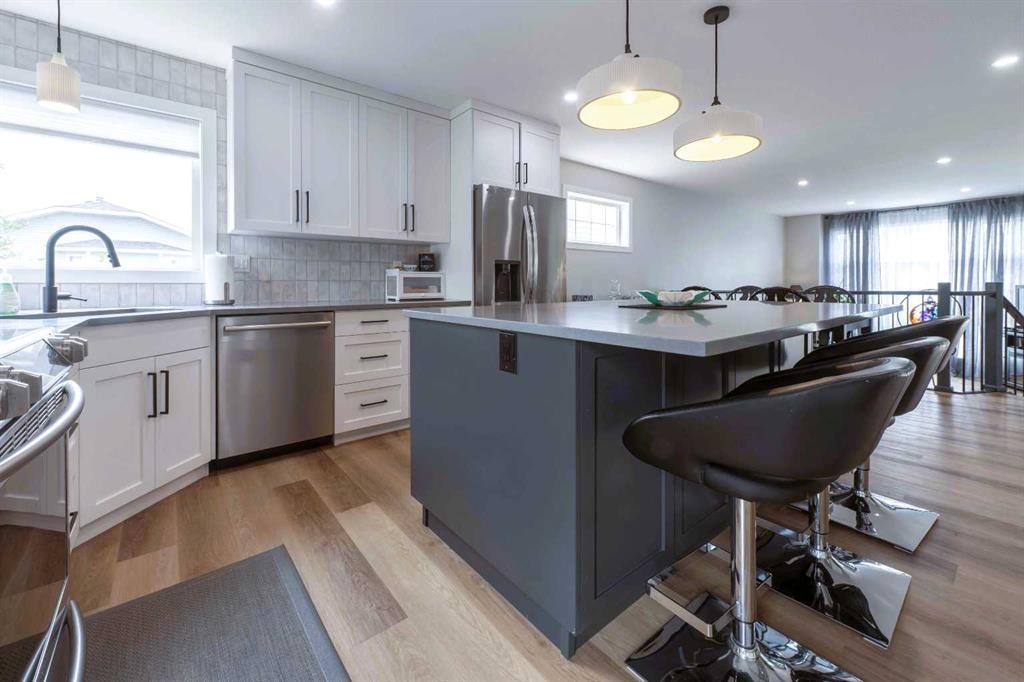 19 Royal Crescent, Lacombe, AB - Indoor Photo Showing Kitchen With Upgraded Kitchen