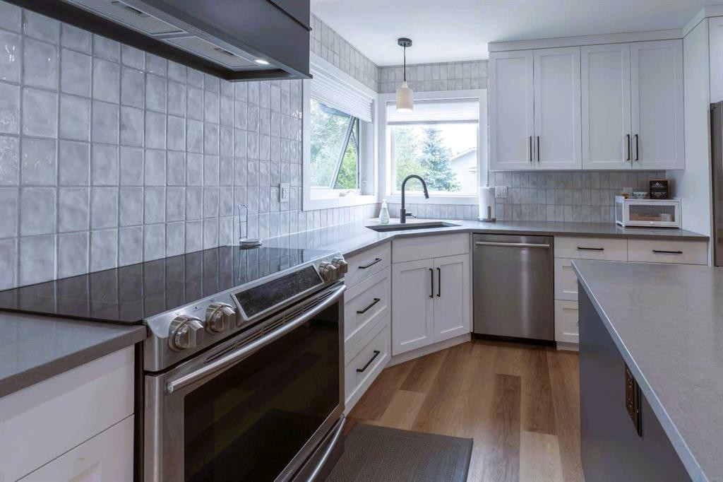 19 Royal Crescent, Lacombe, AB - Indoor Photo Showing Kitchen With Upgraded Kitchen