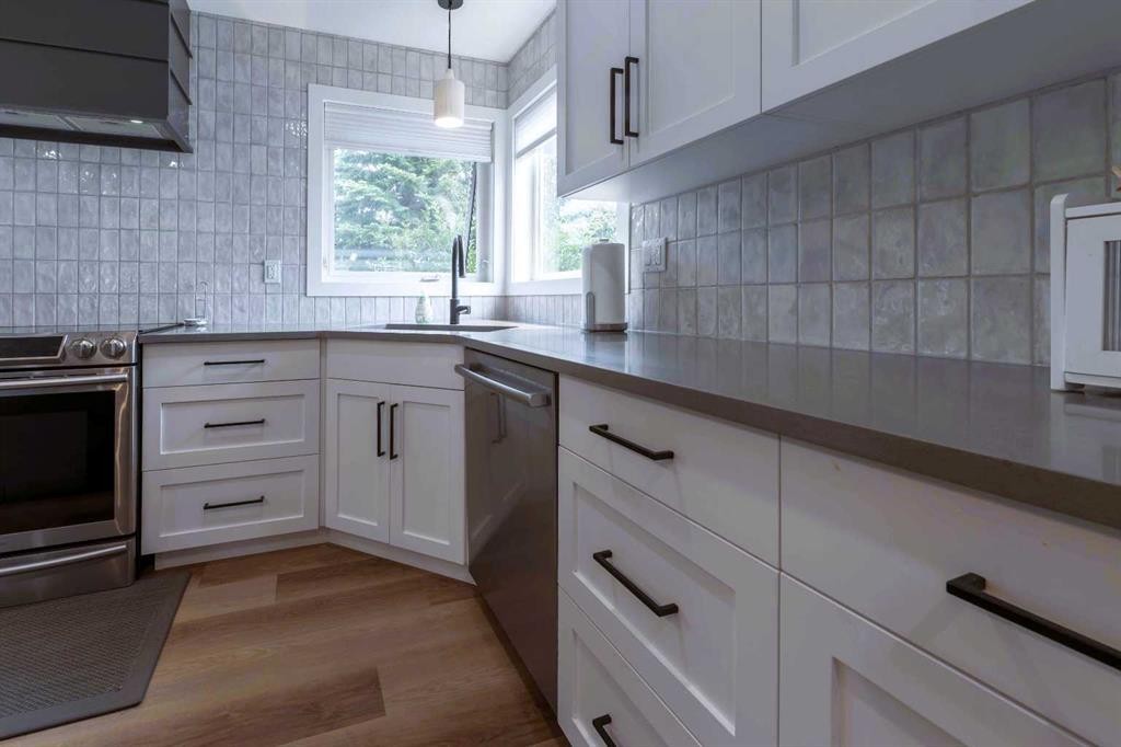 19 Royal Crescent, Lacombe, AB - Indoor Photo Showing Kitchen With Upgraded Kitchen