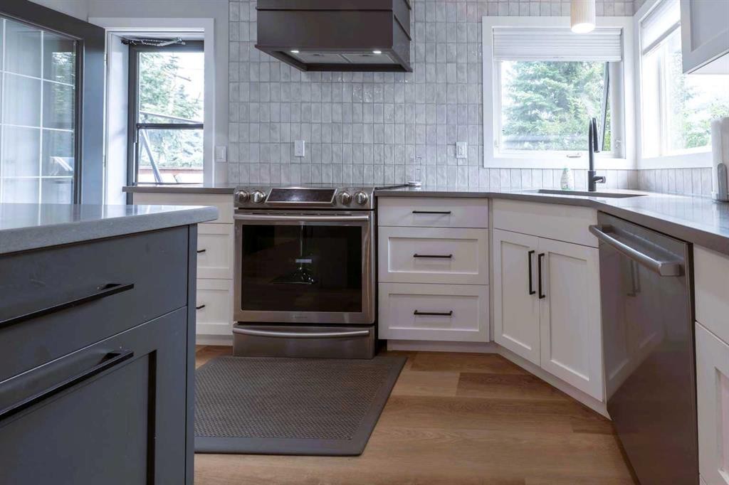19 Royal Crescent, Lacombe, AB - Indoor Photo Showing Kitchen