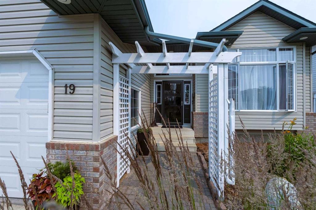 19 Royal Crescent, Lacombe, AB - Outdoor