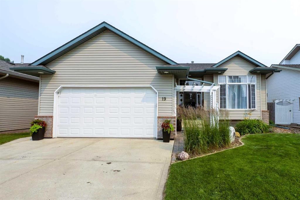 19 Royal Crescent, Lacombe, AB - Outdoor