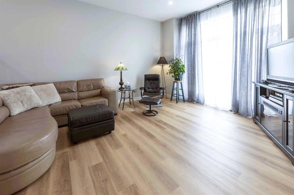 19 Royal Crescent, Lacombe, AB - Indoor Photo Showing Living Room