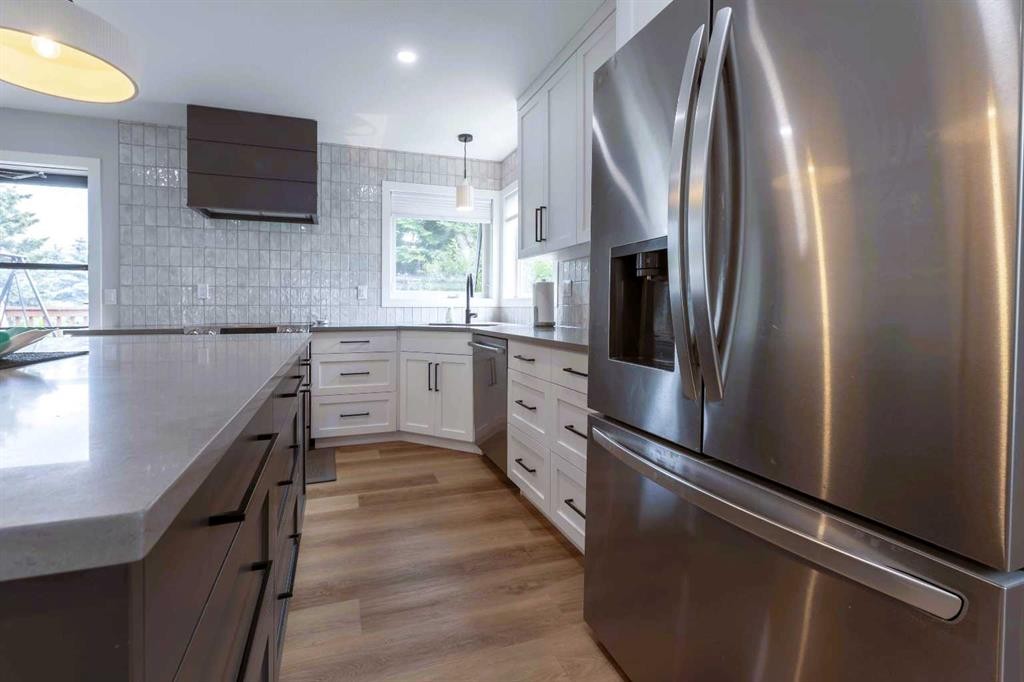 19 Royal Crescent, Lacombe, AB - Indoor Photo Showing Kitchen With Upgraded Kitchen