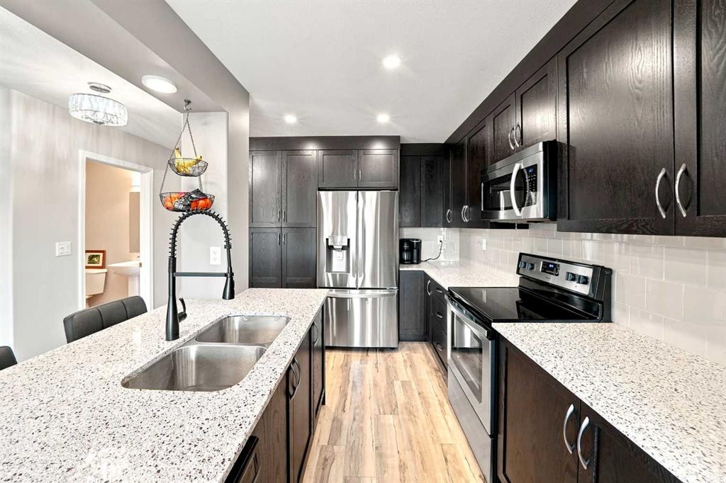 27 Golden Crescent, Red Deer, AB - Indoor Photo Showing Kitchen With Double Sink With Upgraded Kitchen